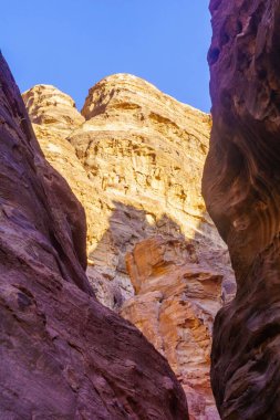 Güney Ürdün 'deki antik Nabatean şehri Petra' ya uzanan Siq Kanyonu manzarası.