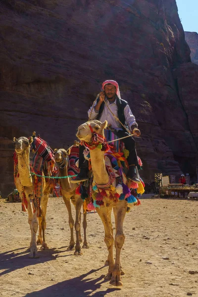约旦佩特拉 2021年10月23日 在约旦南部古老的纳巴蒂亚城佩特拉 看到一个骑着骆驼的贝都因男子 — 图库照片