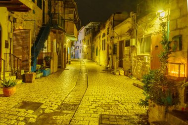 Güvenli, İsrail - 05 Aralık 2021: İsrail 'in Güvenli (Tzfat) kentinin girişine yerleştirilmiş geleneksel Menorah (Hanukah Lambası) ile Yahudi mahallesindeki bir ara sokağı görmek