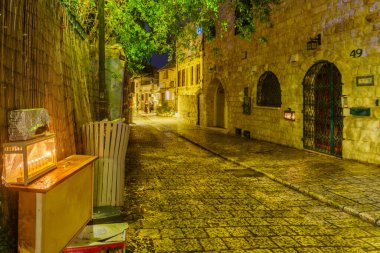 Güvenli, İsrail - 05 Aralık 2021: İsrail 'in Güvenli (Tzfat) kentinin girişine yerleştirilmiş geleneksel Menorah (Hanukah Lambası) ile Yahudi mahallesindeki bir ara sokağı görmek