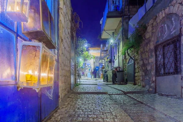 Güvenli, İsrail - 05 Aralık 2021: İsrail 'in Güvenli (Tzfat) kentinin girişine yerleştirilmiş geleneksel Menorah (Hanukah Lambası) ile Yahudi mahallesindeki bir ara sokağı görmek