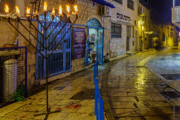 イスラエル 2021年12月5日 イスラエルのTzfatで Menorah ハヌカ ランプ とユダヤ人地区の路地の眺め — ストック写真