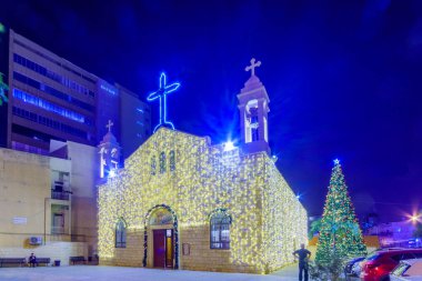 Hayfa, İsrail - 12 Aralık 2021: İsrail 'in Hayfa kentindeki Yunan katolik St. Elijah Katedrali' nin (Aziz Elias Yunan-Melkite, Mar-Elias) Noel ağacı ve tatil süslemeleriyle manzarası