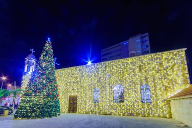 İsrail 'in Hayfa kentindeki Yunan-katolik Aziz Elijah Katedrali' nin (Aziz Elias Yunan-Melkite, Mar-Elias) Noel ağacı ve tatil süslemeleriyle manzarası