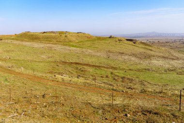 Eski tankların Oz 77 muharebe mirası sahası (1973 savaş alanı) ve Gözyaşı Vadisi (Emek HaBacha) manzarası. Golan Tepeleri, Kuzey İsrail