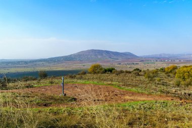 Avital Dağı ve Golan Tepeleri manzarasına bakın. Kuzey İsrail