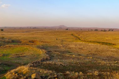 Golan Tepesi manzarasının günbatımı manzarası. Kuzey İsrail