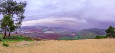 Gilboa Tepesi 'nin bir parçası olan Shaul Dağı' ndan Jezreel Vadisi 'nin kış panoramik manzarası. Kuzey İsrail