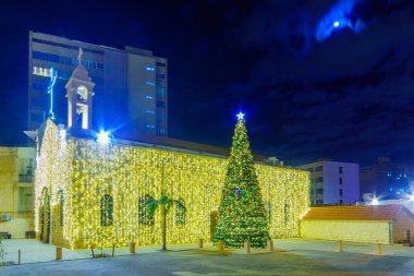 İsrail 'in Hayfa kentindeki Yunan-katolik Aziz Elijah Katedrali' nin (Aziz Elias Yunan-Melkite, Mar-Elias) Noel ağacı ve tatil süslemeleriyle manzarası