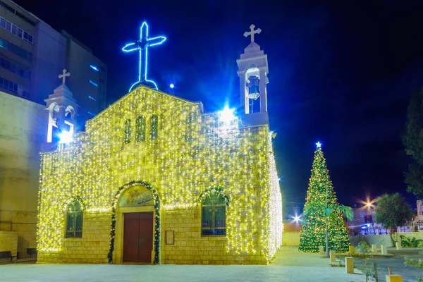 İsrail 'in Hayfa kentindeki Yunan-katolik Aziz Elijah Katedrali' nin (Aziz Elias Yunan-Melkite, Mar-Elias) Noel ağacı ve tatil süslemeleriyle manzarası