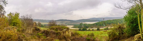 Kış günü Baram Ulusal Parkı 'ndan Yukarı Celile' deki eski binaların ve kırsal alanların panoramik manzarası. Kuzey İsrail