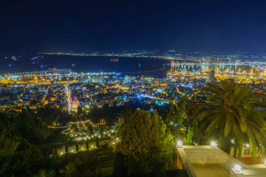 Şehir merkezinin yukarısından akşam manzarası, Bahai tapınağı, Alman Kolonisindeki tatil manzarası, dekore edilmiş kiliseler, ve liman, Hayfa, İsrail