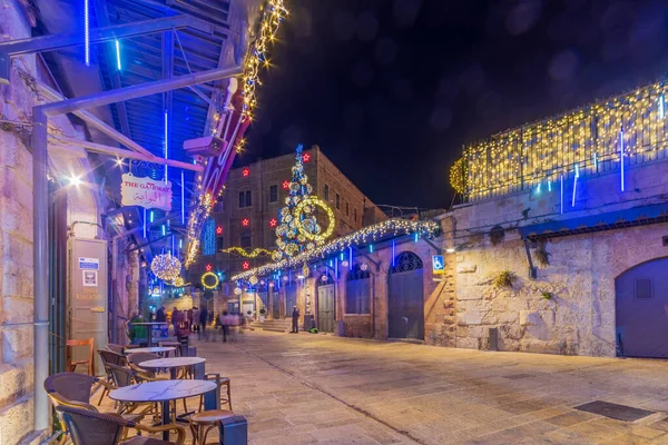 耶路撒冷 以色列 2021年12月28日 新门在旧城墙的场景 有圣诞树 圣诞灯和游客 耶路撒冷 以色列 — 图库照片