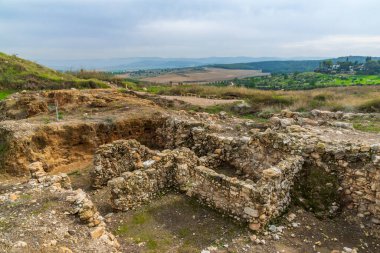 Tel Gezer Ulusal Parkı 'ndaki antik harabelerin ve kırsal alanların manzarası, İsrail' in orta kesimindeki Judaean Dağları 'nın eteklerindedir.