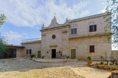 Dalyat Al Karmel, İsrail - 30 Aralık 2021: Değiştirilmiş Karmelit Düzeni Muhraqa Manastırı. Kuzey İsrail, Carmel Dağı 'nın tepesinde.