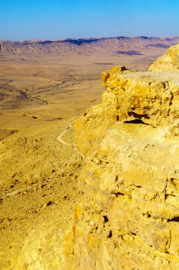 Makhtesh (krater) Ramon 'un güney İsrail' deki Negev Çölü 'ndeki uçurum kenarı. Büyük bir erozyon sirkinin jeolojik bir alanı.