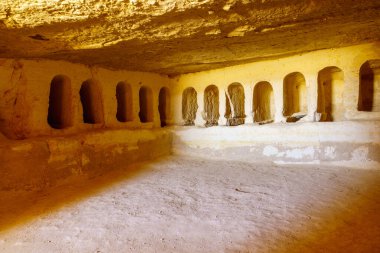 İsrail 'in güneyindeki Negev Çölü' nde, şimdi ulusal park olan antik Nabataean şehri Avdat 'ta bir mağara manzarası.