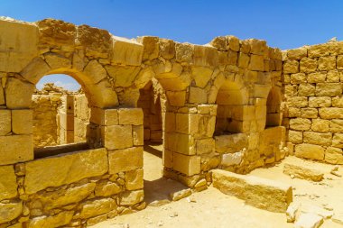 Negev Çölü, Güney İsrail 'de, şimdi ulusal bir park olan antik Nabataean şehri Shivta' daki yıkılmış binaların manzarası