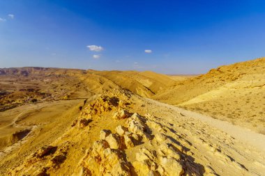HaMakhtesh HaGadol 'un (Yeruham Krateri) Güney İsrail' deki Negev Çölü 'ndeki görüntüsü. Büyük bir erozyon sirkinin jeolojik bir alanı.