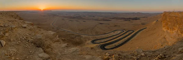 Vue Panoramique Lever Soleil Sur Une Route Sinueuse Paysage Makhtesh — Photo