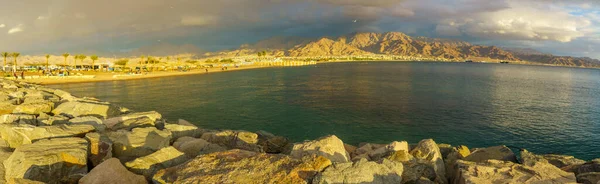 Eilat Srail Ocak 2022 Panoramik Kış Manzaralı Plaj Ziyaretçiler Akabe — Stok fotoğraf