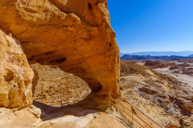 Büyük doğal kaya kemerinin görüntüsü, Timna çöl parkında, güney İsrail