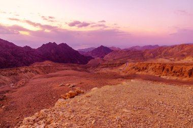 Shlomo Dağı ve Akabe Körfezi 'nin kış gündoğumu manzarası, Büyük Eilat Doğa Rezervi, Güney İsrail