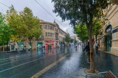 Kudüs, İsrail - 19 Kasım 2021: Zion Meydanı 'nda, Kudüs' ün merkezinde yerel halk ve ziyaretçilerle yağmurlu bir gün manzarası