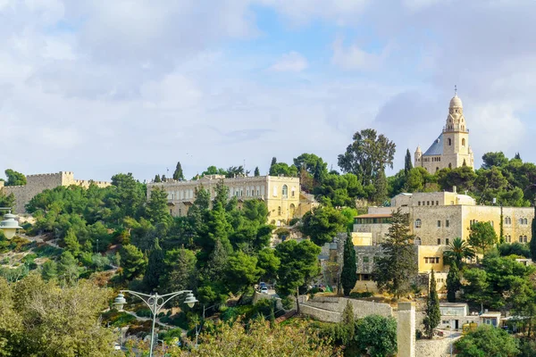 以色列耶路撒冷的多米蒂安修道院和古城墙的景观 — 图库照片
