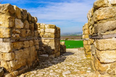 Tel Megiddo Ulusal Parkı, Kuzey İsrail 'de antik bir Kenan kapısı ve manzarası
