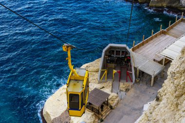 Rosh HaNikra 'daki kayalıkların ve teleferiğin görüntüsü, Akdeniz' in Batı Celile kıyıları, Kuzey İsrail