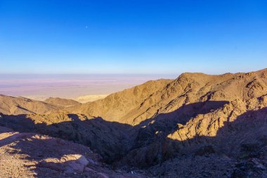 Çöl manzarası ve Güney Ürdün 'deki Petra yakınlarındaki Arabah vadisi.