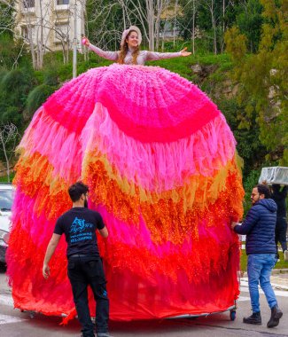 Nesher, İsrail - 17 Mart 2022: Purim bayramında bir Adloyada geçit töreni sahnesi, şişirilebilir figürler, kostümlü insanlar ve diğer katılımcılarla. Nesher, Kuzey İsrail