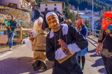 Valfloriana, İtalya - 26 Şubat 2022: Valfloriana Karnavalı, Trentino, Kuzey İtalya 'da geleneksel kostümler ve izleyiciler