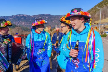 Valfloriana, İtalya - 26 Şubat 2022: 2004 doğumlu gençler, Valfloriana 2022 karnavalında, Kuzey İtalya 'da yasal içme yaşına (şarap geçiş) ulaşmalarını kutluyor