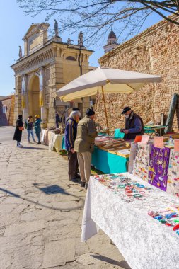 Crema, İtalya - 27 Şubat 2022 Pazar Pazar pazar sahnesi, satıcılar ve müşterilerle, Crema, Lombardy, Kuzey İtalya