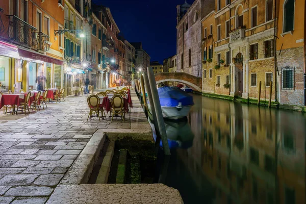 Veneza Itália Fevereiro 2022 Vista Noturna Canal Barco Ponte Restaurantes — Fotografia de Stock