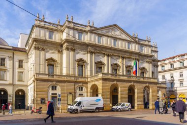 Milan, İtalya - 02 Mart 2022: Milano, Lombardy, Kuzey İtalya 'da yerel halk ve ziyaretçilerle birlikte tarihi Teatro alla Scala binasının görüntüsü