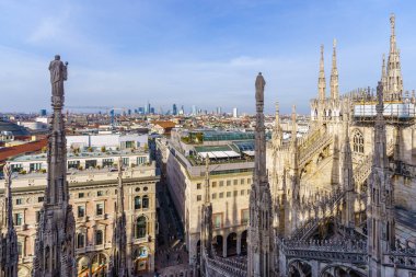 Milan, İtalya - 02 Mart 2022: Katedral (Duomo) terasları üzerinde heykeller, çeşitli binalar, yerel halk ve ziyaretçiler, Milano, Lombardiya, Kuzey İtalya