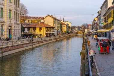 Milan, İtalya - 02 Mart 2022: Naviglio Grande Kanalı, Navigli, Milan, Lombardy, Kuzey İtalya