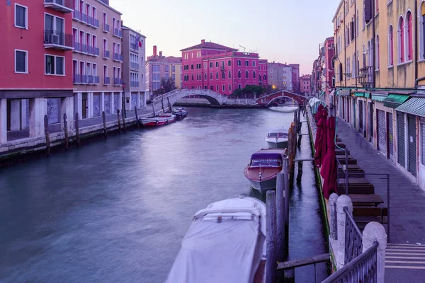 Venetië Italië Maart 2022 Zonsopgang Uitzicht Kleurrijke Gebouwen Grachten Boten — Stockfoto