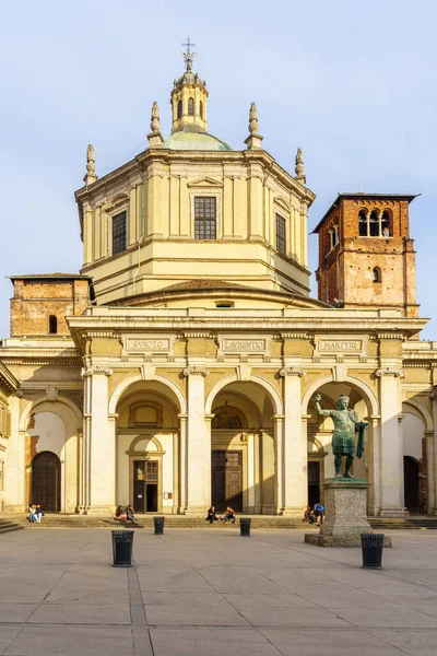 ミラノ イタリア 2022年3月2日 ローマ ロンバルディア 北イタリアで 地元の人や観光客と一緒に 大聖堂サン ロレンツォMaggioreのビュー — ストック写真