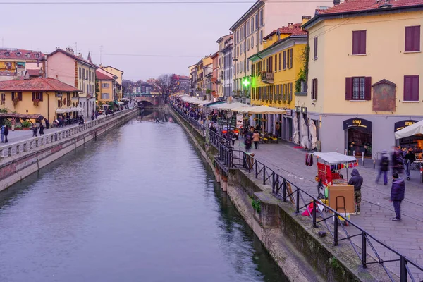 ミラノ イタリア 2022年3月2日 ナヴィリオ グランデ運河の日没の景色 地元の人々や観光客と ナヴィリ ミラノ ロンバルディア 北イタリア — ストック写真