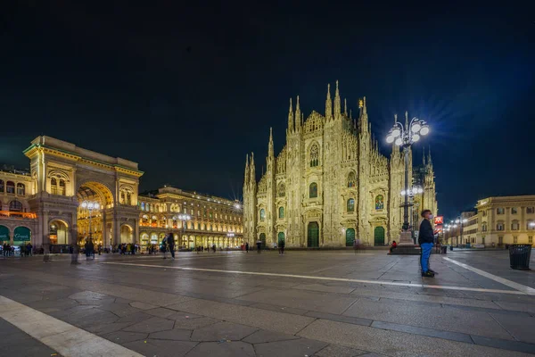 Milano Italien Mars 2022 Kvällsutsikt Över Katedralen Duomo Med Lokalbefolkning — Stockfoto