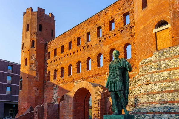 Vista Puerta Palatina Con Una Estatua Época Romana Turín Piamonte — Foto de Stock