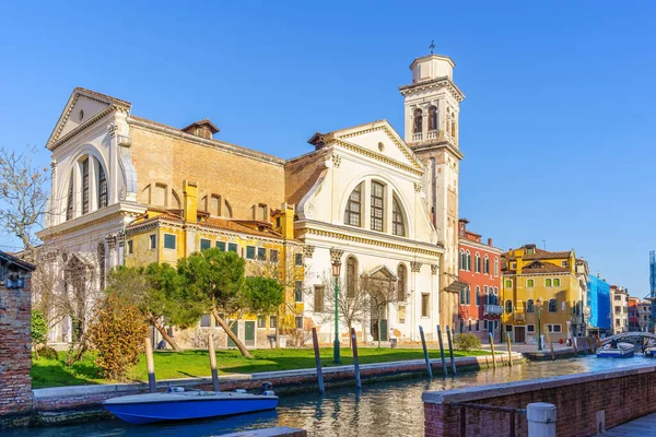 Näkymä San Trovason Kanavaan Kirkkoon Veneillä Sillalla Venetsiassa Venetossa Pohjois — kuvapankkivalokuva