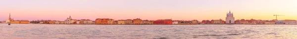 Panoramatický Pohled Západ Slunce Ostrov Giudecca Různými Památkami Benátkách Benátkách — Stock fotografie