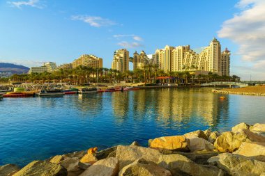 Eilat, İsrail - 15 Ocak 2022: Ziyaretçi ve otel binalarının kış manzarası. Eilat, Güney İsrail