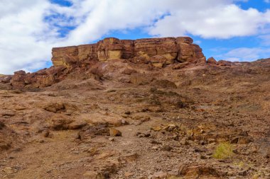 Kaya oluşumunun kış manzarası ve Shkhoret Kanyonu yakınlarındaki Arava çölü manzarası, güney İsrail