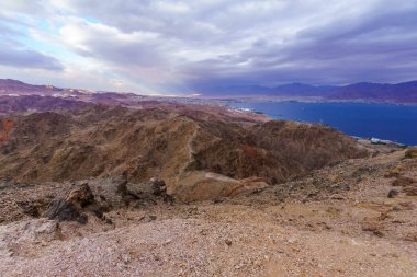Eilat 'ın kış manzarası, dağları, Akabe Körfezi ve İsrail' in güneyindeki Tzfahot Dağı 'ndan gelen güneş ışınları.